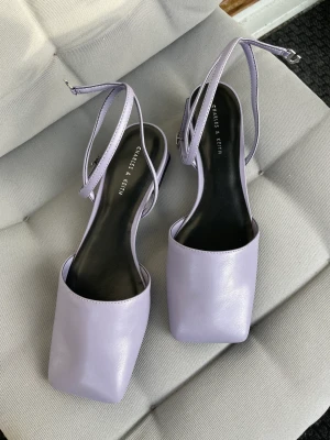 Nya mules - Trendiga mules från brittiska märken Charles&Keith i söt lila färg, storlek 38, normal i storlek. Aldrig använt, nya!