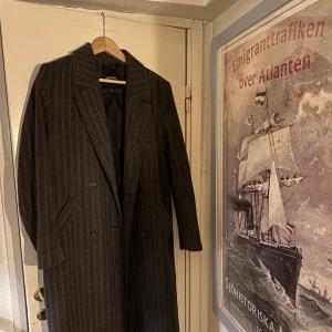 Lång kappa i nyskick - Lång damkappa i nyskick från Monki.  Storlek S.  Passar mig som har 36-38. 