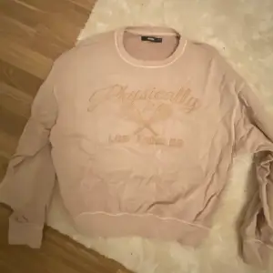 Oversized Beige collegetröja med tryck/stickat tryck💞från Bikbok! Sparsamt använd!