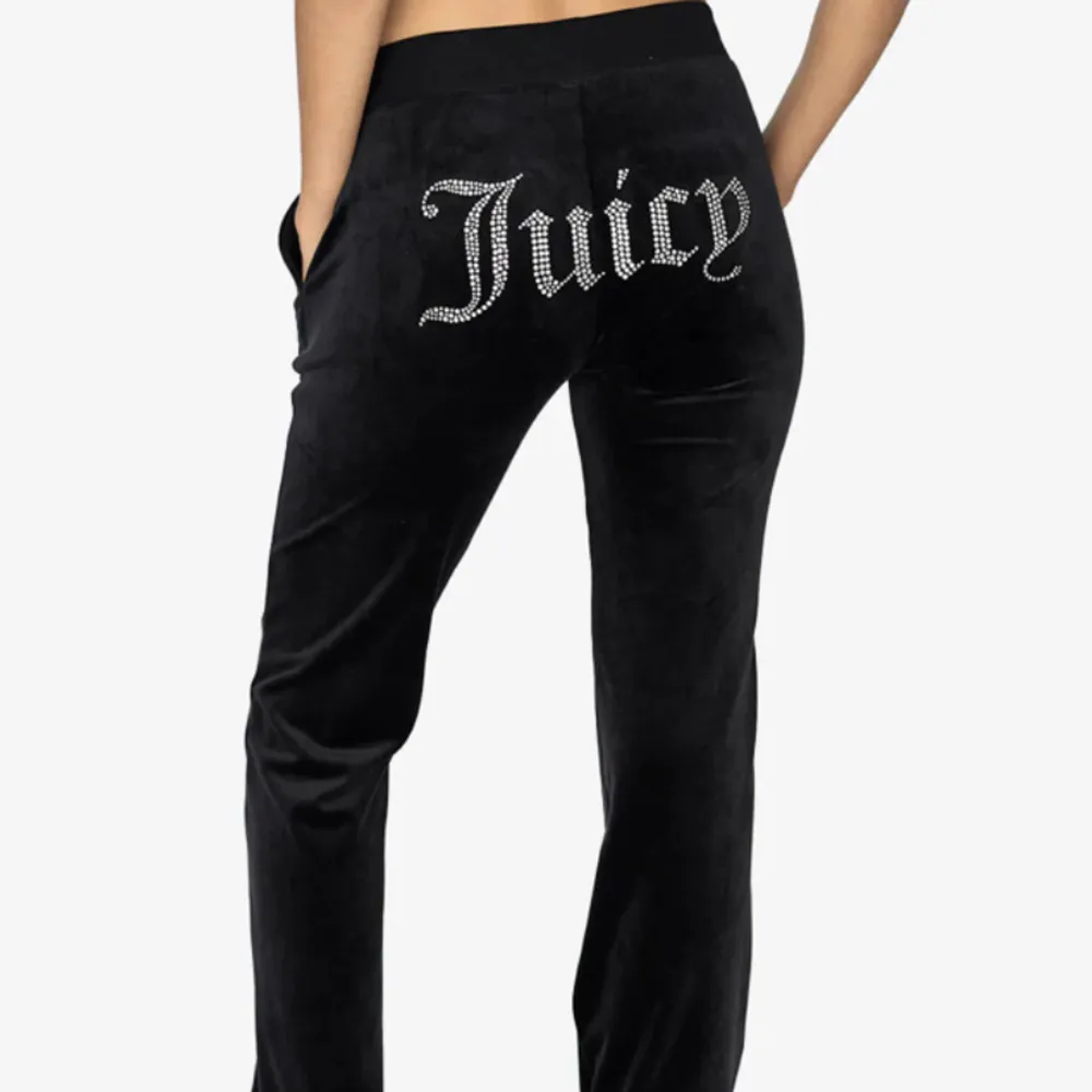 Säljer dessa juicy byxor med text. Jeans & Byxor.