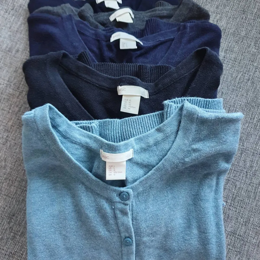 FEM stycken stickade cardigans från H&M Basic.  Kommer i storlek L och XL, I färgerna Mörkblå, Svart, Grå och Ljusare blå.. Tröjor & Koftor.