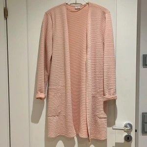 Kavaj/kofta storlek 36 - Rosa kavaj/kofta som är i fint men använt skick. Inga fläckar. Kommer från djur/rökfritt hem.