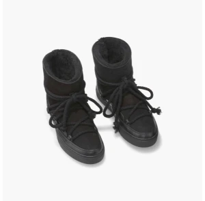 Inuikii liknande skor  - Säljer mina svarta inuikii liknade skor💕 storlek 39💕 sälla använda. Impregnerade så vatten tåliga. Fodrade men inte tunga🦋 