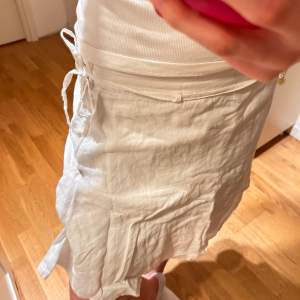 Vit, lite längre kjol från H&M i linne liknade material🤍 super skön och fin att ha i sommar. Kan mötas upp i Stockholm, annars står köparen för frakt!