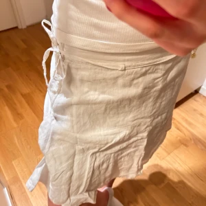 H&M  - Vit, lite längre kjol från H&M i linne liknade material🤍 super skön och fin att ha i sommar. Kan mötas upp i Stockholm, annars står köparen för frakt!