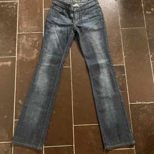 Esprit jeans - Esprit jeans som är köpta här på Plick, dem var tyvärr alldeles för långa men annars i jättebra skick  storleken som står är 27/32 men de är små i storleken  Innebenslängd ca 86 Midjemått ca 70 Inte jag som mätt utan måtten är från hon jag köpte a