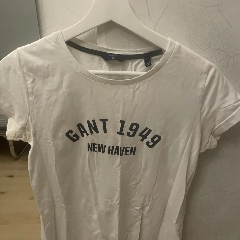 T-shirt från Gant! Säljer då den inte används längre. Storlek S/XS.  Säljes för 50kr! Skriv gärna om ni har några frågor!🤗. T-shirts.