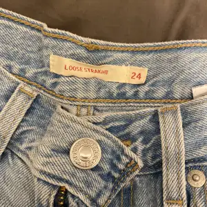 Jättefina jeans ifrån Levis, säljer pågrund av försmå💕Pris kan diskuteras vid snabb affär!