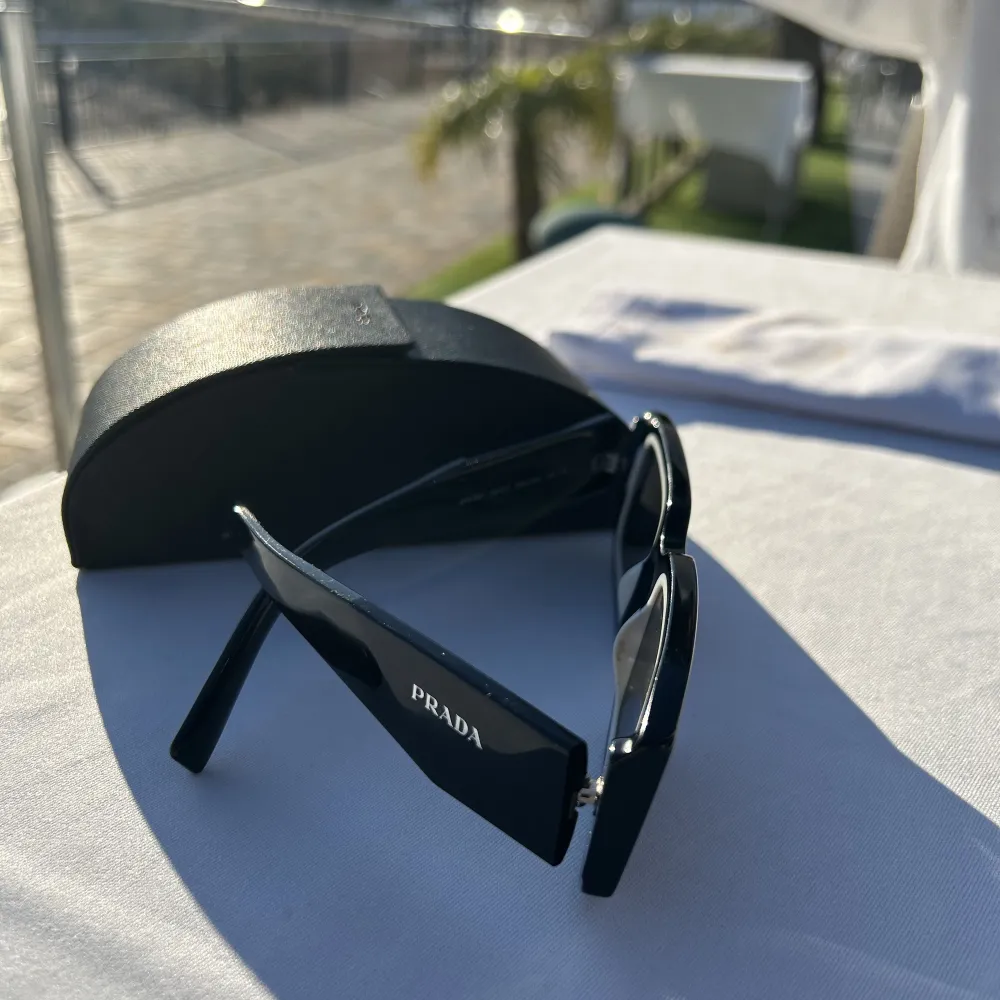 Prada solglasögon  Modell PS 06YS Inköpta för 6 månader sen, säljs pga använder inte tillräckligt mycket.   Skicket är väldigt bra, en lite mindre repa på en osynlig vinkel på glasögonens övre kant (ej glaset).   Nypris ca 3000kr  . Accessoarer.