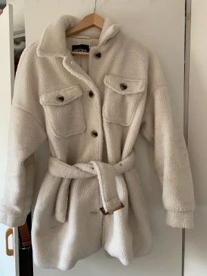 Teddy jacka - Säljer en Teddy jacka då den inte kommer till andväbding storlek M 