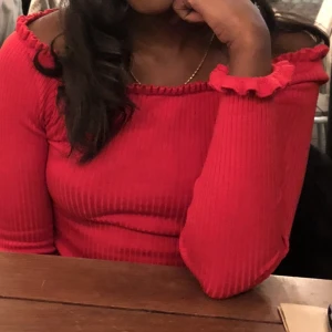 Röd Off shoulder top - Tight röd off shoulder top, har fina små volanger vid ärmslut och kanterna av tröjan