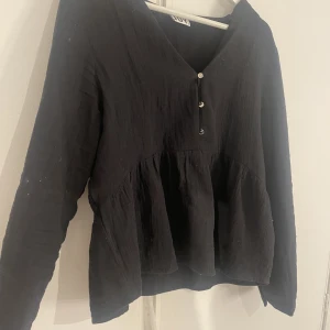 Volangtröja,strl 38/M - Superfin tröja jag endast använt 1 gång. 