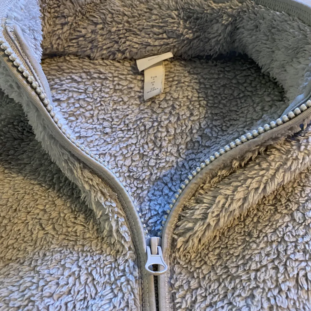 En grå och varm pullover från H&M. Perfekt att ha hemma. Använd ett fåtal gånger. Inga märken på tröjan. Storlek S.. Tröjor & Koftor.