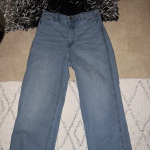 Jeans  - Jeans i storlek 40. Sitter bra på och normal midja. Använt ett par fåtal gånger💕