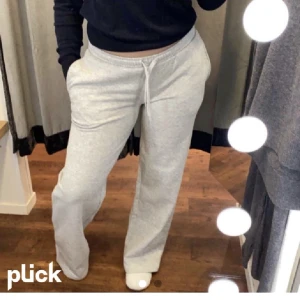 Low waist mjukis - Mjukisbyxor med låg midja från bikbok, använda 3 gånger kanske så helt i nyskick.💖Helt slutsålda 💖(lånad första bild)