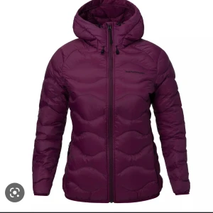 Lila peak performance jacka - Säljer lila peak performance jacka i storlek S, säljer även en likadan i svart storlek M, nästan oanvända då jag köpte förra året och har växt ur dom💗