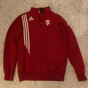 Röd adidas tröja - Röd adidas tröja, bra skick, storlek kan man se på sista bilden men enligt mig så är den som M och jag bär vanligt viss S och är 170cm lång, väldigt mjukt och tjockt material, säljer pga att den inte kommer till användning, säljaren står för frakt❤️❤️❤️