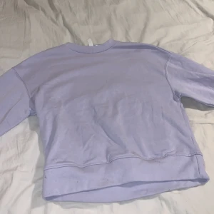 Sweatshirt  - Säljer min lilla sweatshirt ifrån hm i storlek xxs