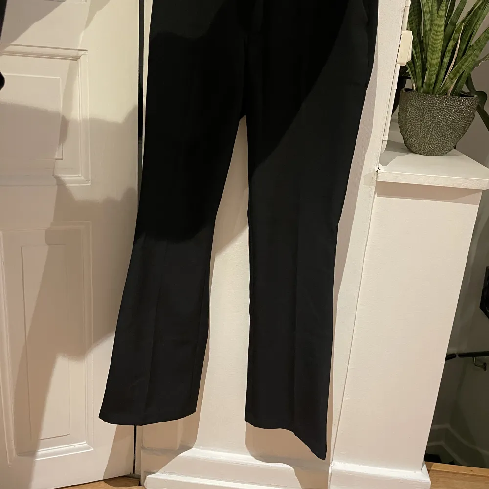 Svarta kostymbyxor från Bik Bok. Är i väldigt bra skick😇. Jeans & Byxor.