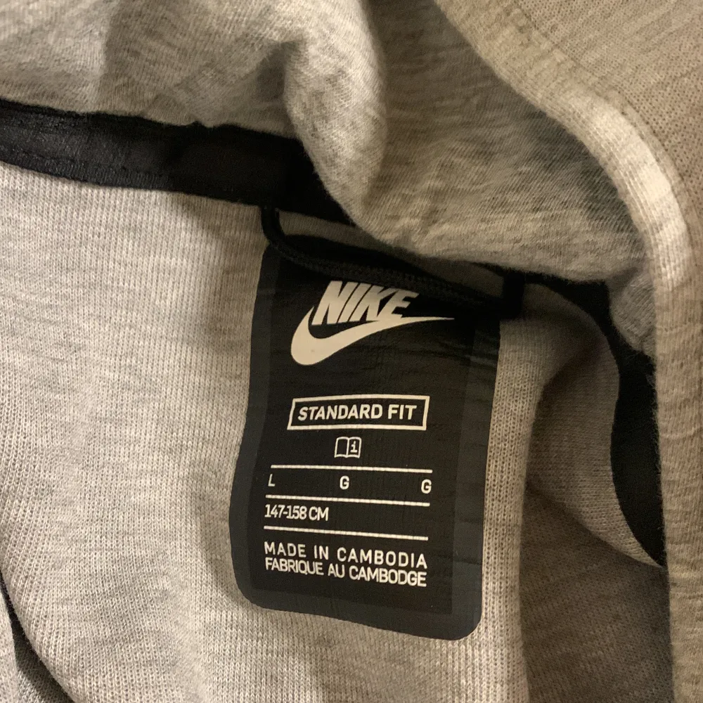 Säljer min oanvända Nike tech i stolek 147-158. Hoodies.