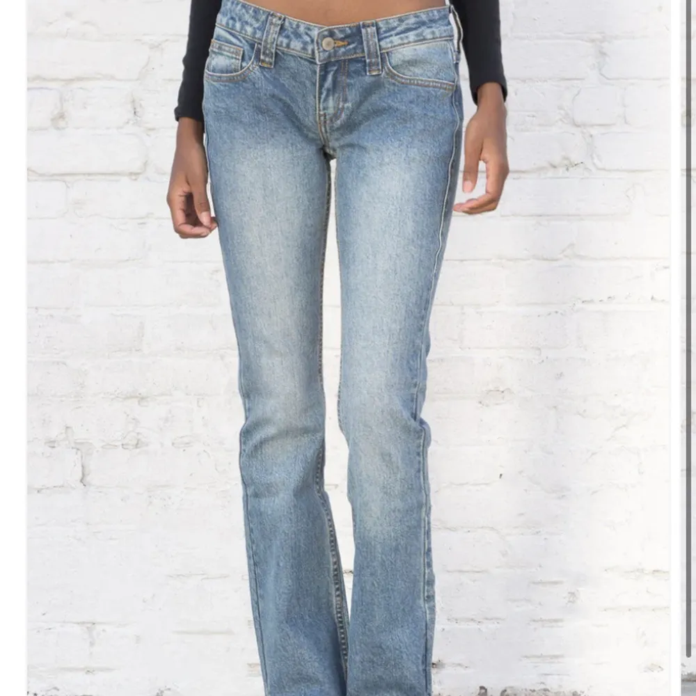 Lowwaist bootcut jeans från Brandy i modellen Kylie! Ska vara S men de var lite små åt mig, så passar XS eller en liten Small🥰 Innerbenslängd:77cm Midjemått 70cm. Bra i längden till någon som är cirka 160-167!. Jeans & Byxor.