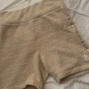 Fluffiga shorts - adidas  - Supersköna och mjuka shirts från Adidas. Storlek S och är högmidjade. Köpt för över 400kr! Har tyvvär blivit för små 