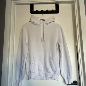 En vit hoodie från H&M i strl.xs. Tröjan är använd men har inga fläckar och är i väldigt fint skick. Köpt för 199kr.