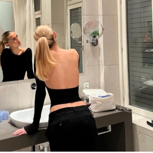 Alobha liknande tröja - Säljer denna alobha liknande tröja med öppen rygg helt oanvänd, storlek M och i bra kvalite💗 liten frakt tillkommer 