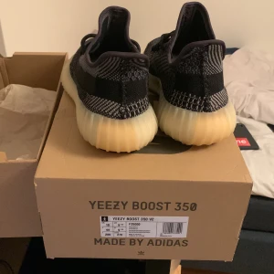 Yeezys Boost 350 V2 Carbon - Äkta Yeezys Storlek 44  Skick 9/10 använda enstaka gånger Kommer med låda 