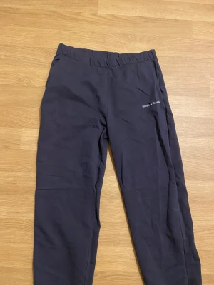 Set  - Säljer ett set, går att köpa separat. Köparen står för frakten Hoodie 100kr Byxor 100kr Hela setet 150kr