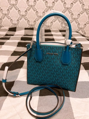 Michael Kors Väska och Plånbok - Äkta MK Blå väska och plånbok. 2500kr för båda.  Finns i Kallinge