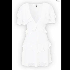 Studentklänning  - Köpt på Nelly, finns inte kvar längre! Aldrig använd, lappar kvar🤍 