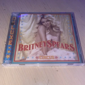 BRITNEY SPEARS CIRCUS DELUXE CD / DVD - Britney Spears Circus deluxe cd med dvd (rare) (ny) aldrig spelad men plast är inte kvar 💕💕🤍 pris kan diskuteras.