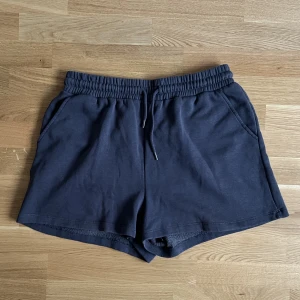 Shorts - Mjuka, mörkblå tygshorts för vardagen, i bra skick.