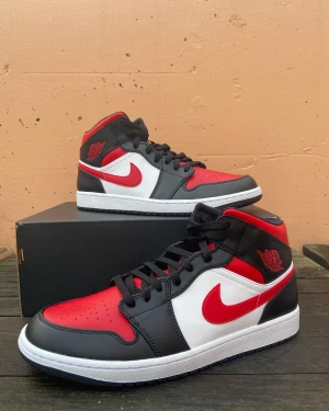 Jordan 1 Mid ”white red black” -  Säljer par DS (helt nya) Jordan 1 Mid ”white black red”  Som alltid bara att skicka dm vid frågor  (Skriv om jag ni vill ha bild på kvitto)