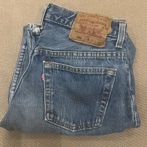 Levis 501  - Säljer dessa vintage Levis jeans 501 i storlek W30 L30, men de är små i midjan så passar storlek XS-S!  Hör av dig vid frågor! 