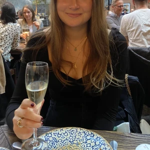 Svart tröja - Svart festlig tröja! Haft under en del utekvällar och alltid fått väldigt många komplimanger, dags att få festa vidare på någon annan!💃💃