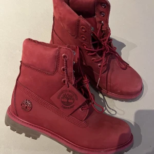 RÖDA TIMBERLAND KÄNGOR - Fina röda Timberland kängor i storlek 37,5. I gott skick :)