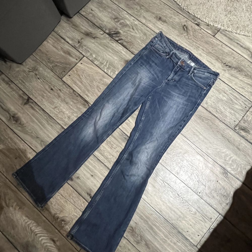 Säljer dessa super fina lågmidjade bootcut jeansen, endast för att jag är i behov av pengar, storlek 26/30 passar mig som är 1,61 och har xs/s i jeans. Kontakta för frågor & intresse 🤩🤩. Jeans & Byxor.