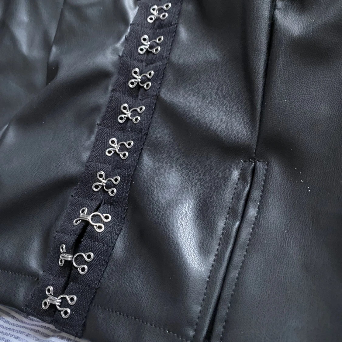 Svart klänning med detaljer  - 91