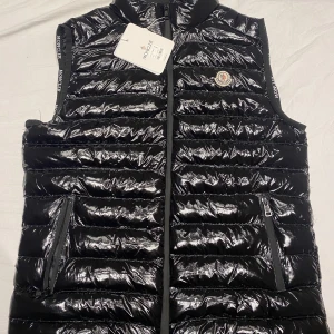 Moncler väst - Ny moncler väst som inte passade min kille. Västen har QR kod direkt till monclers hemsida.