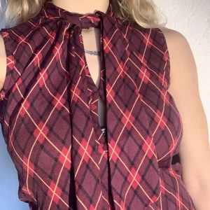 Rutig knytblus  - Snygg rosa röd knytblus. 