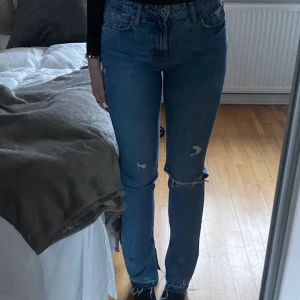 Jeans med detaljer - Suuuper snygga midwaist Jeans ifrån River Island med detaljer på bakfickorna (även en stjärna vid hålet på knät) och slits nertill💓 Jag är ca 177cm lång och dessa är perfekta i längden! Säljer då de är något små💓 Storlek: 36