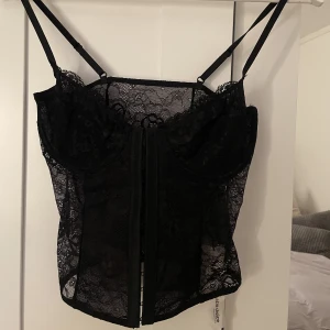 Korsett topp - Oanvänd korsett topp från NA-KD. Lapparna sitter kvar, nypris 329kr. Köparen står för frakten💗
