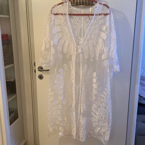 Strand coverup  - Superfin vit strand coverup med broderier. Onesize passar de flesta. Endast använd för att ta bilder i   Nypris 499kr