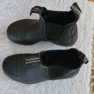 BLUNDSTONES 511 STRL 36. - Blundstones 511 i storlek 3 (36). Skorna är i bra skick, enbart använda en säsong. Inköpta för 1400 kronor.