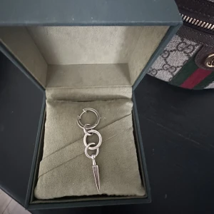 Maria Nilsdotter örhänge  - 💘INTRESSEKOLL💘på detta Maria Nilsdotter örhänge! Köpte de på hennes butik i nk för ca 3000. använder de inte längre!💘inga byten