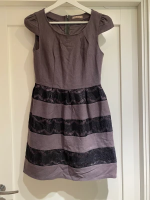 Klänning från Darling - Grå klänning i ullmix och med spetsdetaljer från Darling. Knappt använd. Storlek S.