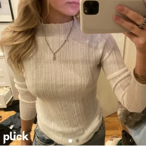 Vit topp - Säljer en liknande vit topp från Veromoda, inte mina bilder! 