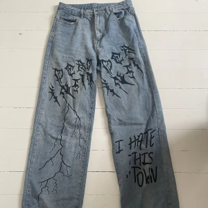 Jeans  - Säljer ett par jeans från SHEIN då dom inte passar längre. Dom har tappat färg där bak på rumpan vilket även syns på den andra bilden. Storlek M. Pris kan diskuteras 